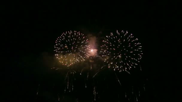 Церемониальный фейерверк в темном ночном небе — стоковое видео