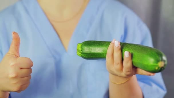 In vrouwelijke handen groene komkommers. Hand toont klasse — Stockvideo