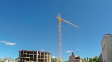Kule vinç yerinde inşaat çalışmaları. Zaman turunda.
