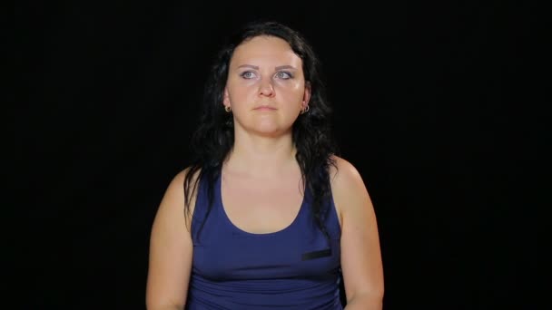 En ung kvinna gör övningar med ögonen gör en kvadratur huvudstupa — Stockvideo