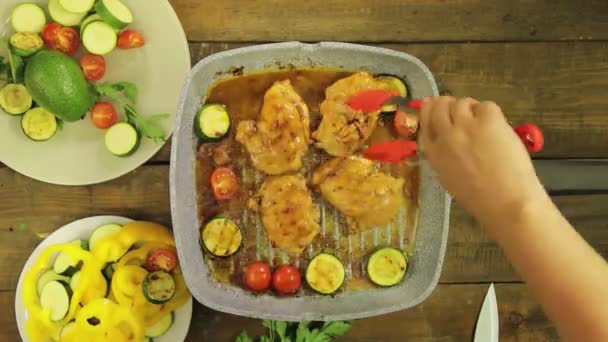 グリルパンで野菜と鶏肉をかき混ぜる女性の手。時間周. — ストック動画