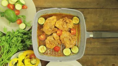 Sebze ile tavuk bir ızgara tava kızartılır.