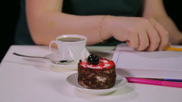 Vrouwen handen aan een tafel in een café werken met de tablet — Stockvideo