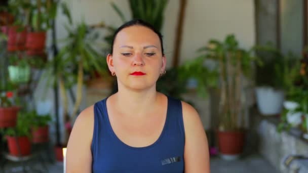 En ung kvinna gör övningar med ögonen i en cirkel — Stockvideo