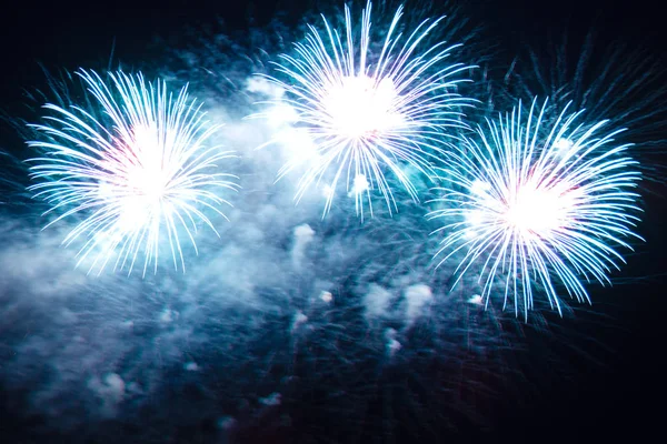 Gece gökyüzü arka planda açık mavi parlak Festival havai fişek.