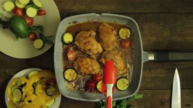 Sebzeli tavuk, ızgara tavada kızartılır. Yukarıdan görüntüle