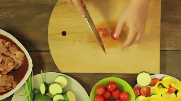 Mão Feminina Corta Verduras Uma Tábua Madeira Com Uma Faca — Vídeo de Stock