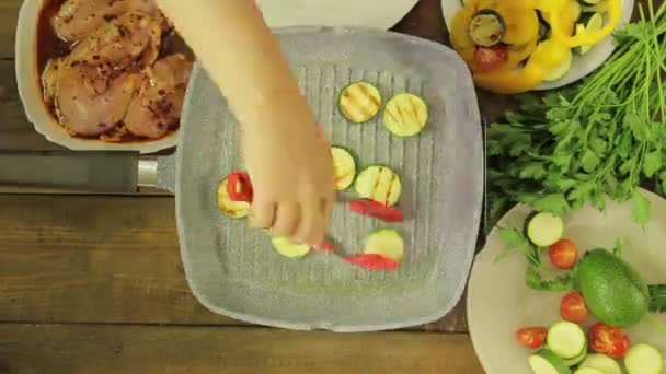 Warzywa Cukinia Pomidory Smażone Grill Pan Czas Okrążeń Średni Plan — Wideo stockowe