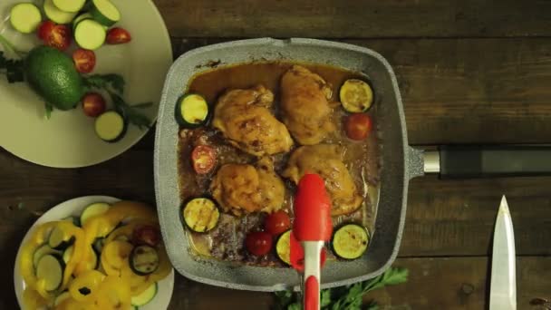 Poulet Aux Légumes Est Frit Dans Une Poêle Griller Vue — Video