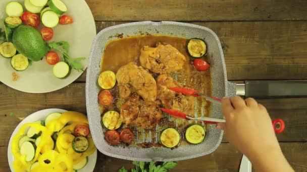 Vrouwelijke Hand Zet Groenten Stukjes Kip Een Grill Pan Uitzicht — Stockvideo