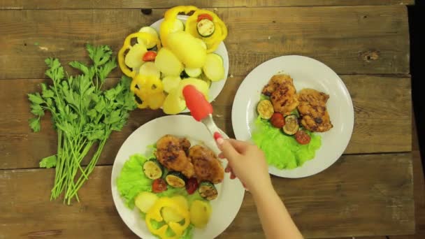 Mano Femenina Pone Pollo Verduras Parrilla Plato Con Ensalada Vista — Vídeos de Stock