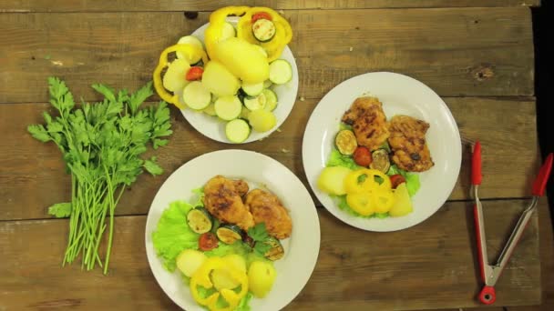 여성의 샐러드와 접시에 닭고기와 야채를 넣습니다 위에서 — 비디오