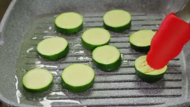 Einer Grillpfanne Werden Grüne Zucchini Butter Angebraten Nahaufnahme — Stockvideo