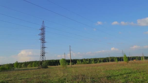 Запуск облаков на фоне высоковольтных линий электропередач в сельской местности. Круги времени — стоковое видео