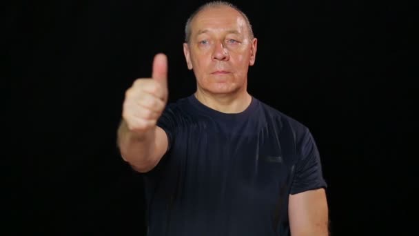 A man does exercises for the eyes bringing and distancing the finger — Stock Video