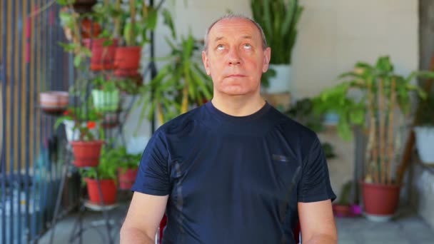 Un homme fait des exercices avec ses yeux qui montent et descendent — Video