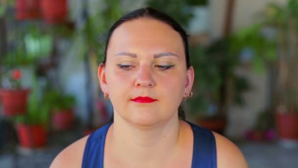 Une jeune femme fait des exercices avec les yeux en diagonale — Video