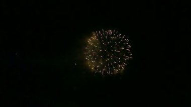 Karanlık gece gökyüzünde parlak şenlikli havai fişek.
