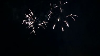 gümüş yangın alevler gece gökyüzünde şenlikli havai fişek ışıltı