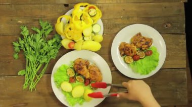 Kadın el salata ile bir plaka ızgara tavuk ve sebze koyar