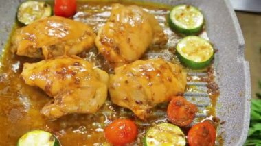 Sebze ile tavuk bir ızgara tava kızartılır