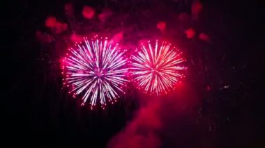 gece gökyüzünde şenlikli havai fişek renkli ateşli yanıp söner.