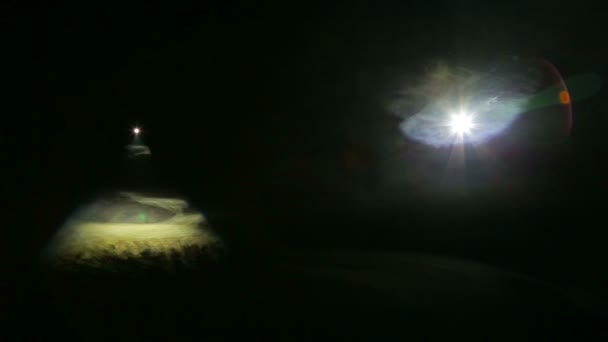 어두운 연기 슈라우드에서 백색 광 밝은 프로필 스포트라이트. — 비디오