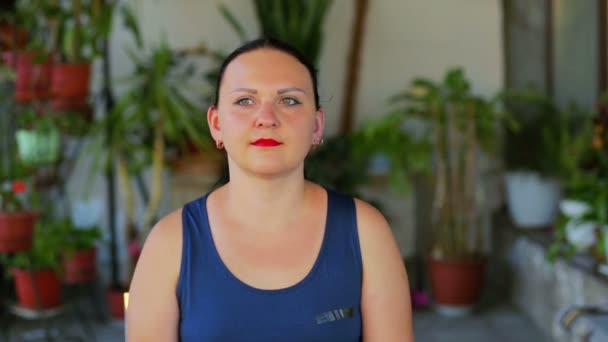 A young woman does exercises with his eyes moving left and right. — Stock Video