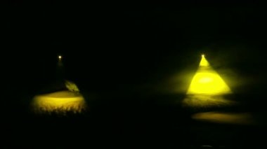 Bir duman battaniyesi içinde karanlıkta profil spot ışık sarı ışınları