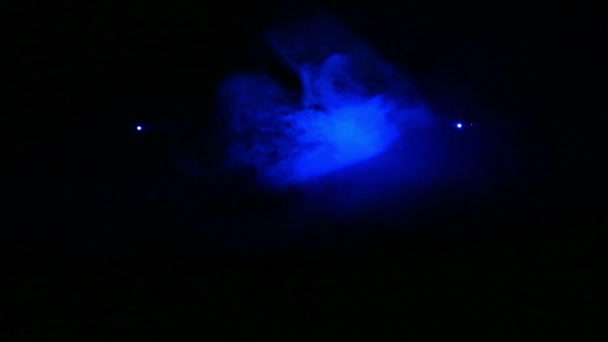 Riflettori a profilo di luce blu in una coperta di fumo — Video Stock