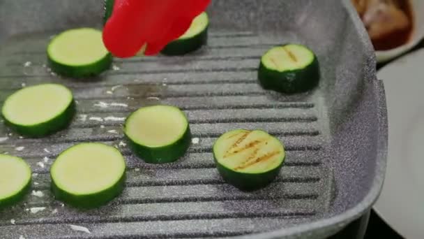 Grüne Zucchini werden in Butter in einer Grillpfanne gebraten — Stockvideo