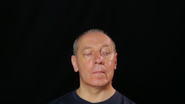 Een man doet oefeningen voor de ogen maken een kijkje in een cirkel — Stockvideo