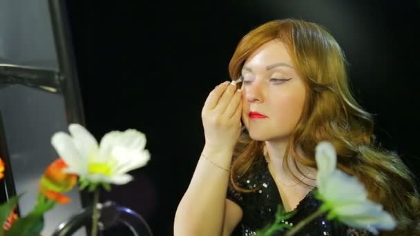 Zrzavá herečka v šatně dělá make-up s modrými stíny připravující se na pódium — Stock video