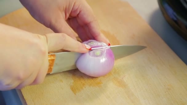 Γυναίκα μαχαίρι κόκκινα κρεμμύδια σε ένα ξύλινο σανίδα — Αρχείο Βίντεο