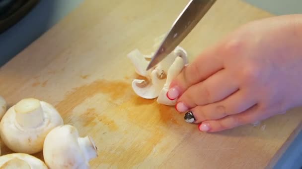 Een vrouw plakjes champignon champignons op platen. Tijd ronden — Stockvideo