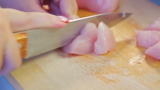 Nő szelet csirke filé késsel egy fából készült hajón. Időkörök — Stock videók