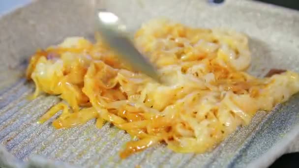 Una donna sta mescolando tagliatelle di riso fritto in una padella. Giri temporali — Video Stock