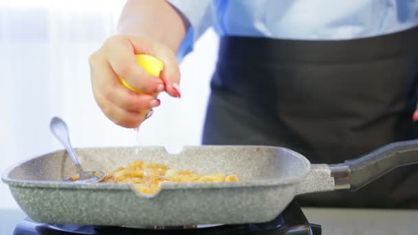 女性は麺と鍋にレモン汁を絞ります。タイムラップ — ストック動画