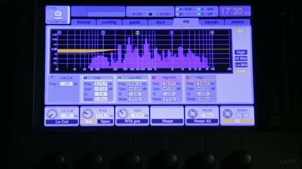 Çalışma sırasında monitör ses karıştırıcı üzerinde Equalizer — Stok video