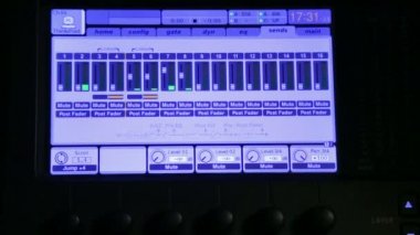 Parça sesi sırasında ses karıştırıcı monitör