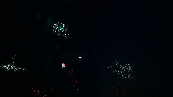 Chispas ardientes de colores de fuegos artificiales festivos en el cielo nocturno. vueltas de tiempo — Vídeo de stock