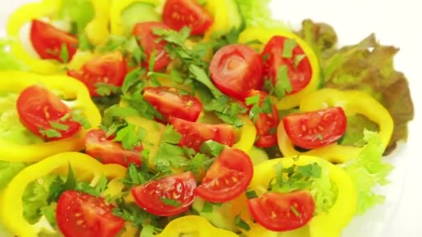 La salade préparée tourne sur un carrousel dans une assiette — Video