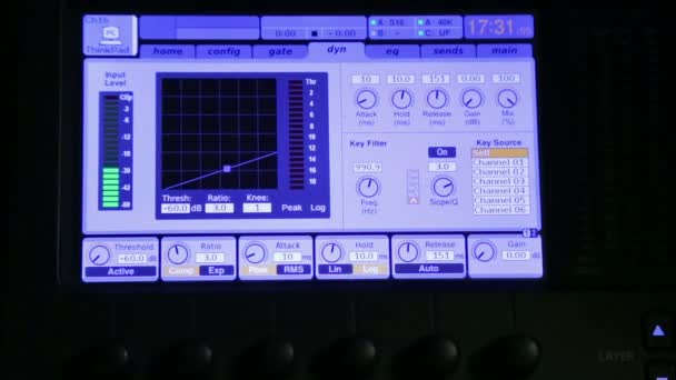 De parameters worden weergegeven op de monitor van de geluidsmixer — Stockvideo