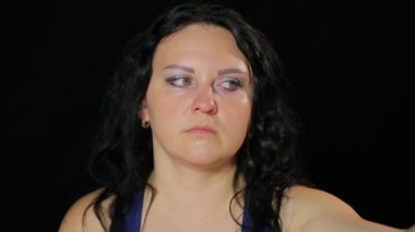 Genç bir kadın gözleri tutarak ve parmağını kaldırma ile egzersizleri yapar