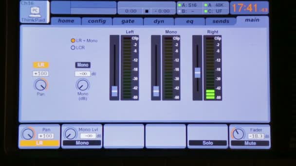 De parameters worden weergegeven op de monitor van de geluidsmixer — Stockvideo