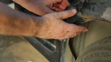 Bir adam onun araba eşikleri alır