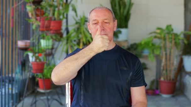 Un uomo fa esercizi con gli occhi guardando il dito e allontanandolo . — Video Stock