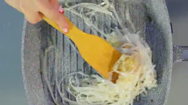 Женщина готовит рисовую лапшу с курицей и овощами в соусе Падтая — стоковое видео