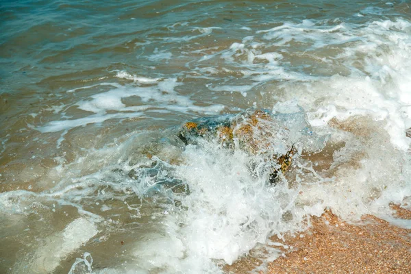 Splashing wave with spray splashing on the seashore. — Stock Photo, Image