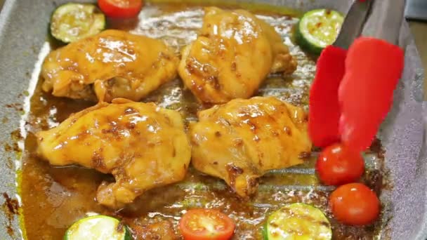 Chicken with vegetables is fried in a grill pan. — Stock Video